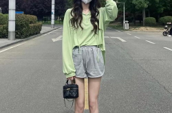 看衣服小姐姐图片大全,小姐姐们的潮流衣橱揭秘
