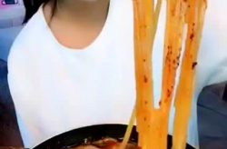 小姐姐喜欢吃粉条,小姐姐的粉条美食之旅