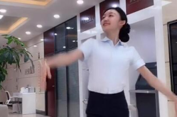 银行小姐姐路灯下的,银行小姐姐路灯下的温馨瞬间