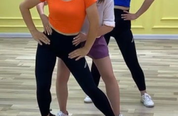 小姐姐背后扭胯视频,小姐姐背后扭胯舞动青春风采